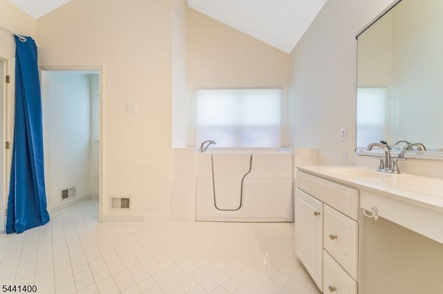 3 Stark Ct, Raritan Twp., NJ 08551