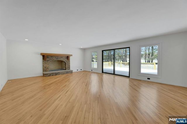 14 Washington Lane, Mahwah, NJ 07430