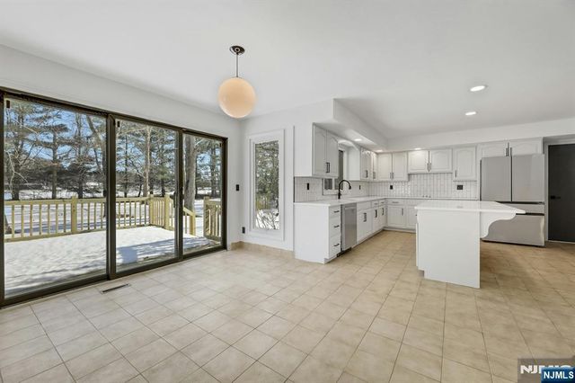 14 Washington Lane, Mahwah, NJ 07430