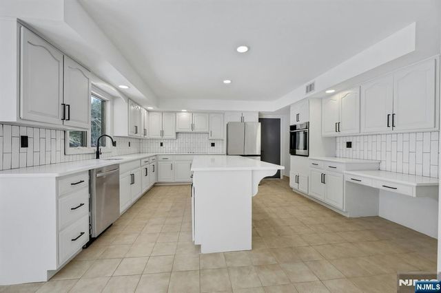 14 Washington Lane, Mahwah, NJ 07430