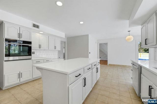 14 Washington Lane, Mahwah, NJ 07430