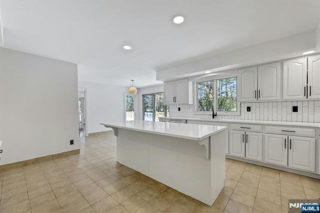 14 Washington Lane, Mahwah, NJ 07430