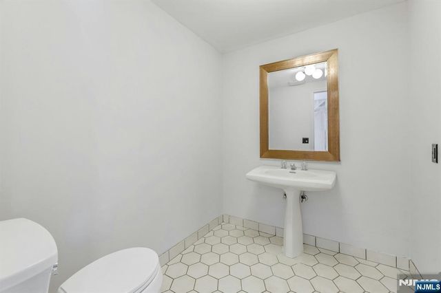 14 Washington Lane, Mahwah, NJ 07430