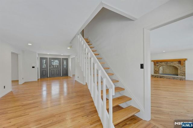 14 Washington Lane, Mahwah, NJ 07430