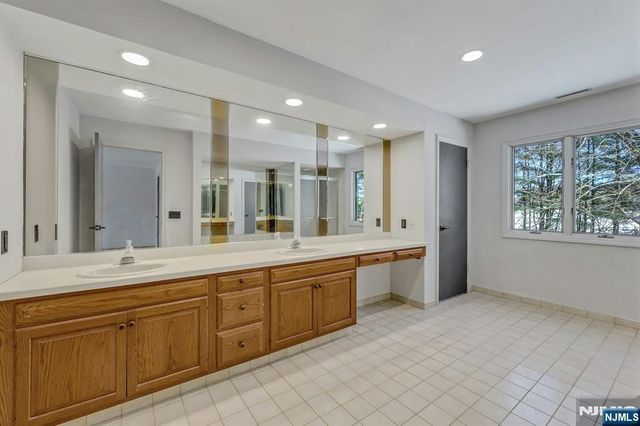 14 Washington Lane, Mahwah, NJ 07430