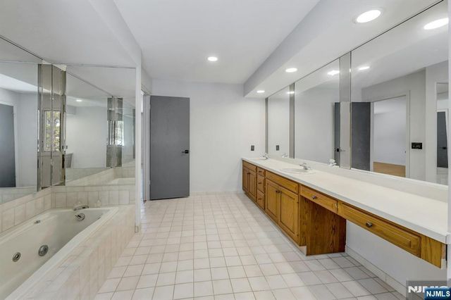 14 Washington Lane, Mahwah, NJ 07430