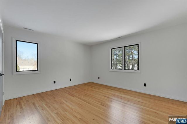 14 Washington Lane, Mahwah, NJ 07430