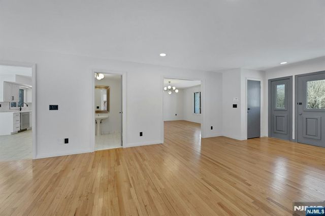 14 Washington Lane, Mahwah, NJ 07430