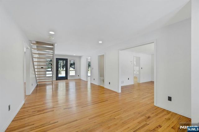 14 Washington Lane, Mahwah, NJ 07430