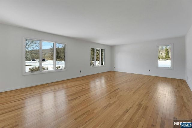 14 Washington Lane, Mahwah, NJ 07430