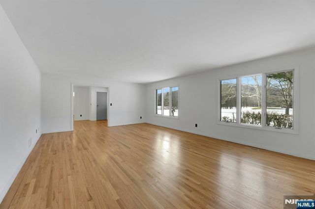 14 Washington Lane, Mahwah, NJ 07430