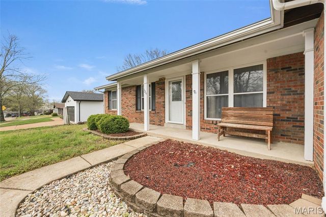 1219 Derbyshire Drive, Manchester, MO 63021