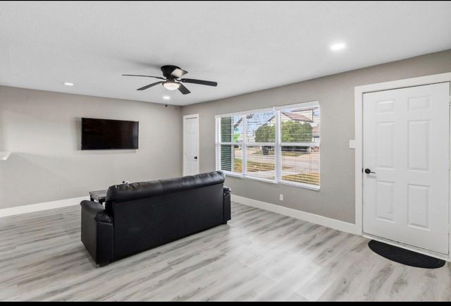 5914 Southcrest St Street, Houston, TX 77033