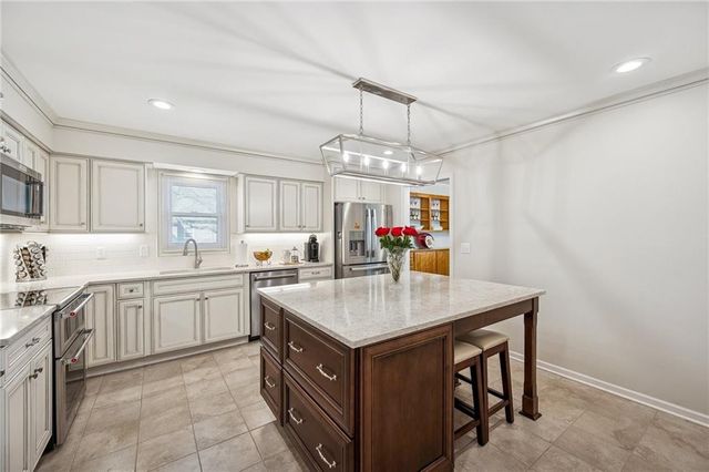 15918 W 136th Terrace, Olathe, KS 66062