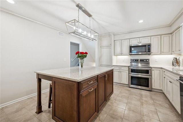 15918 W 136th Terrace, Olathe, KS 66062