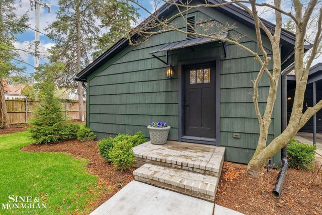 319 Beaupre Lane, Grosse Pointe Farms, MI 48236