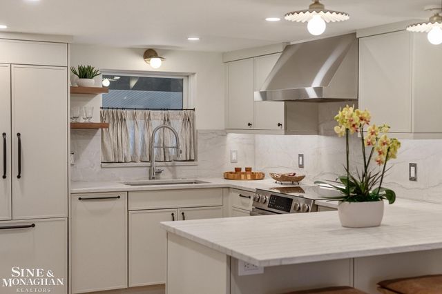 319 Beaupre Lane, Grosse Pointe Farms, MI 48236