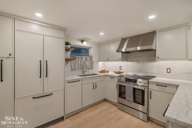 319 Beaupre Lane, Grosse Pointe Farms, MI 48236