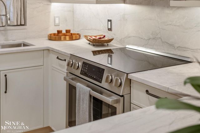 319 Beaupre Lane, Grosse Pointe Farms, MI 48236