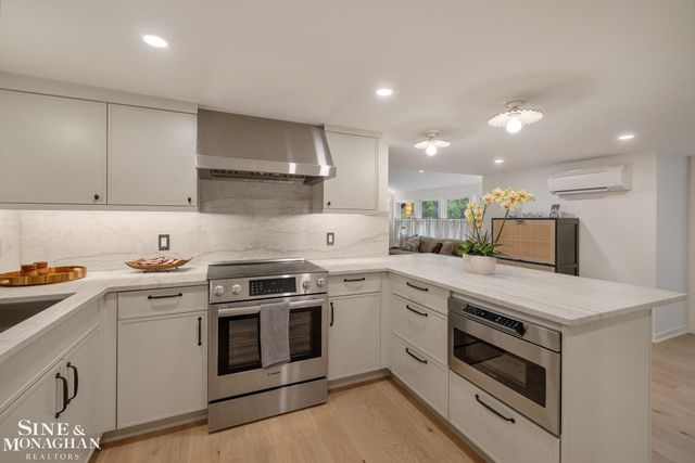 319 Beaupre Lane, Grosse Pointe Farms, MI 48236