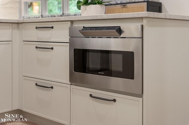 319 Beaupre Lane, Grosse Pointe Farms, MI 48236