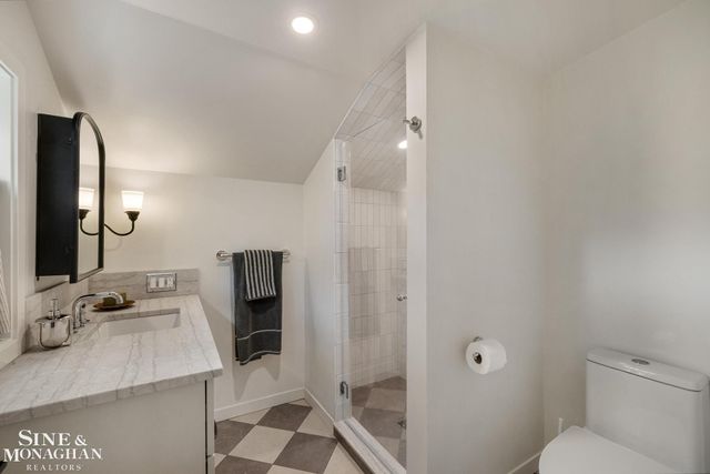 319 Beaupre Lane, Grosse Pointe Farms, MI 48236