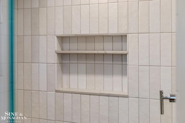 319 Beaupre Lane, Grosse Pointe Farms, MI 48236