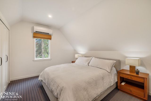 319 Beaupre Lane, Grosse Pointe Farms, MI 48236