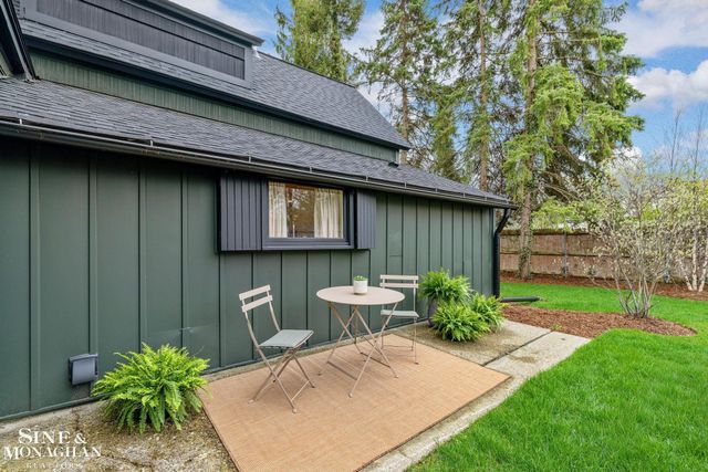 319 Beaupre Lane, Grosse Pointe Farms, MI 48236