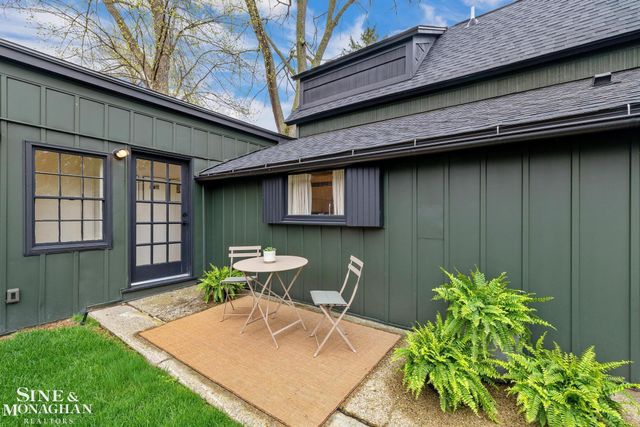 319 Beaupre Lane, Grosse Pointe Farms, MI 48236