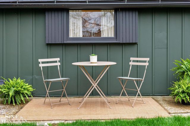 319 Beaupre Lane, Grosse Pointe Farms, MI 48236