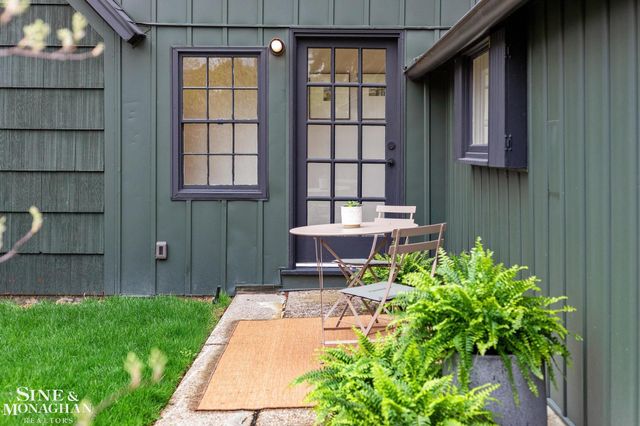 319 Beaupre Lane, Grosse Pointe Farms, MI 48236