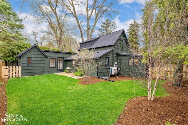 319 Beaupre Lane, Grosse Pointe Farms, MI 48236