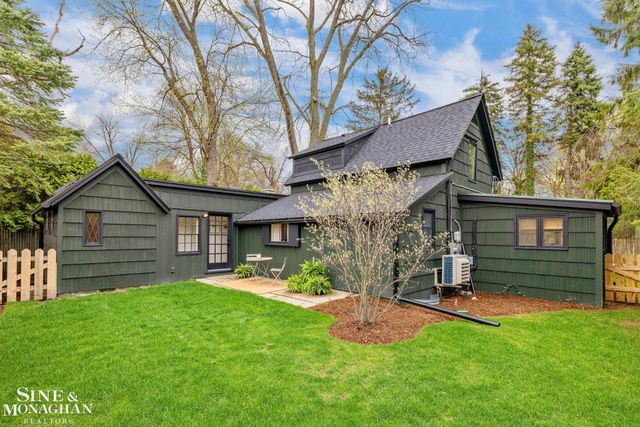 319 Beaupre Lane, Grosse Pointe Farms, MI 48236