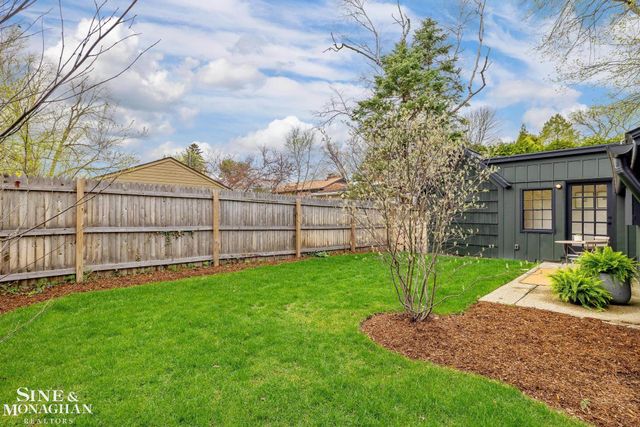 319 Beaupre Lane, Grosse Pointe Farms, MI 48236