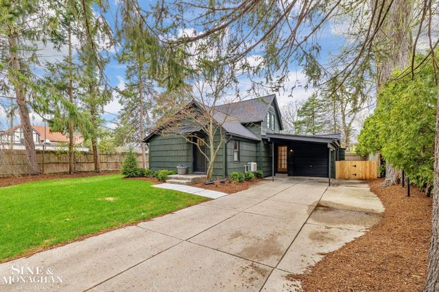 319 Beaupre Lane, Grosse Pointe Farms, MI 48236