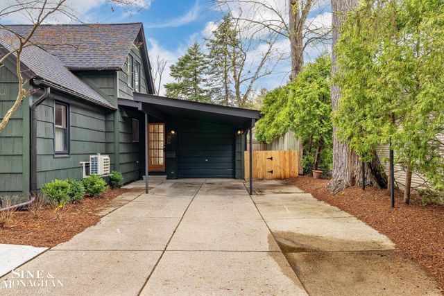 319 Beaupre Lane, Grosse Pointe Farms, MI 48236