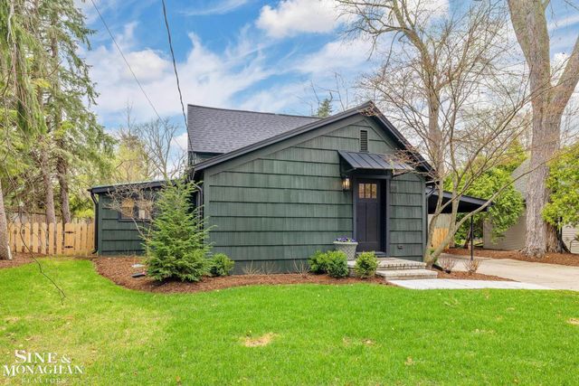 319 Beaupre Lane, Grosse Pointe Farms, MI 48236