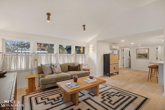 319 Beaupre Lane, Grosse Pointe Farms, MI 48236