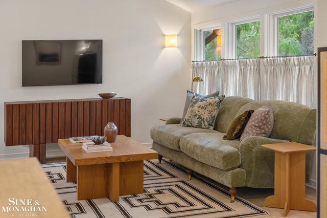 319 Beaupre Lane, Grosse Pointe Farms, MI 48236