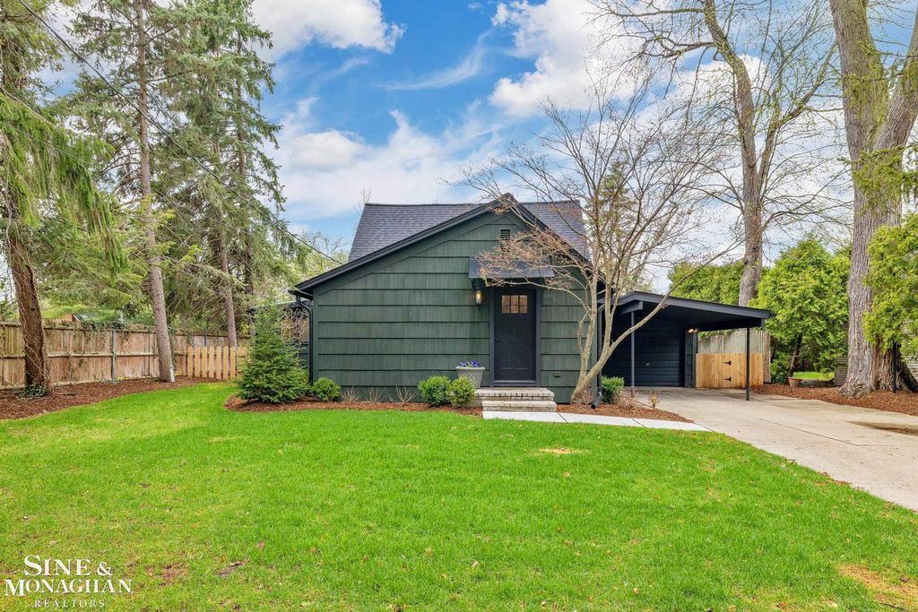 319 Beaupre Lane, Grosse Pointe Farms, MI 48236