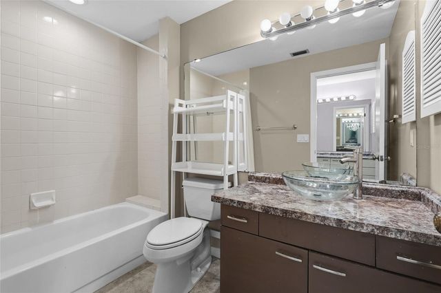 3032 RINGWOOD MEADOW 17, Sarasota, FL 34235