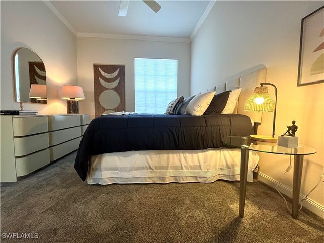 5477 Freeport LN, Naples, FL 34119