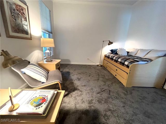 5477 Freeport LN, Naples, FL 34119