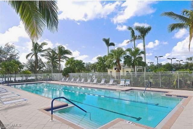 5477 Freeport LN, Naples, FL 34119