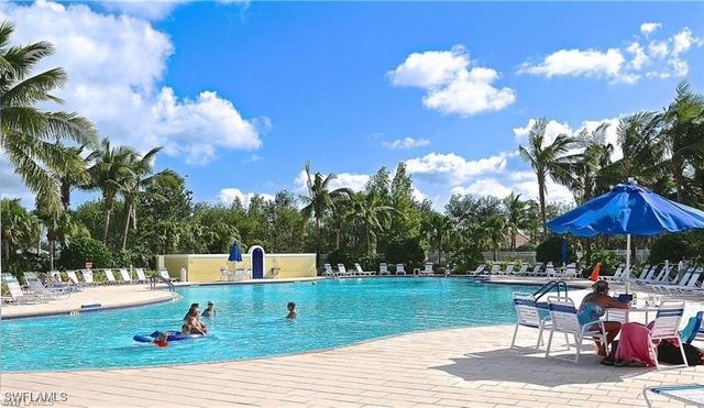 5477 Freeport LN, Naples, FL 34119