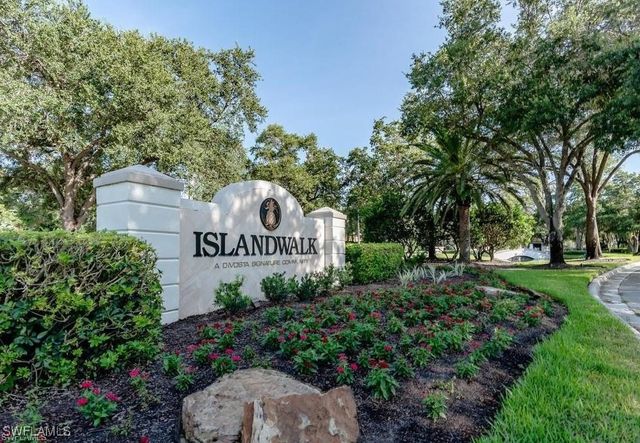 5477 Freeport LN, Naples, FL 34119