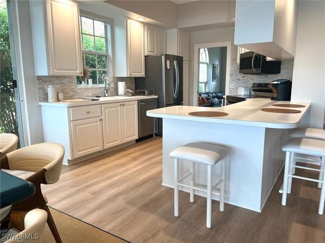 5477 Freeport LN, Naples, FL 34119