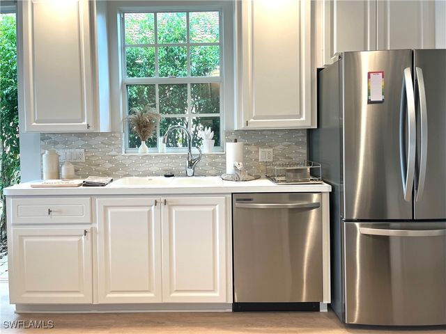 5477 Freeport LN, Naples, FL 34119