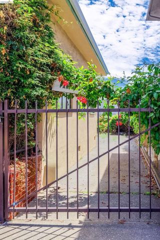 2944 Webster St, Oakland, CA 94609